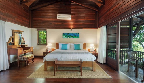 Suite, 1 King Bed, Partial Ocean View (Hilltop Suite)