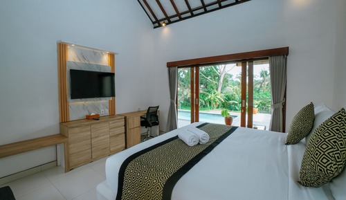Classic Villa, 1 King Bed, Kitchen, Pool View