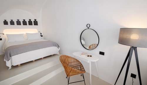 The Artisan's Suite with Hot Tub & Caldera View