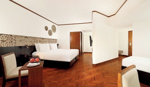 Family Room with 1 king-size bed and 1 single bed