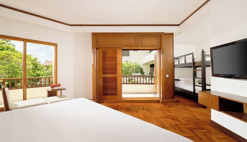 Family Room with 1 king-size bed and 1 bunk bed