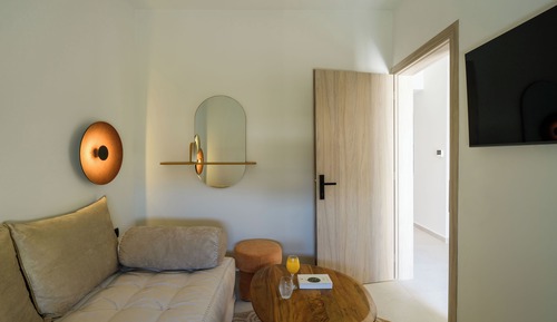 Elegant 2 Bedroom Suite with Hot Tub and Sea View