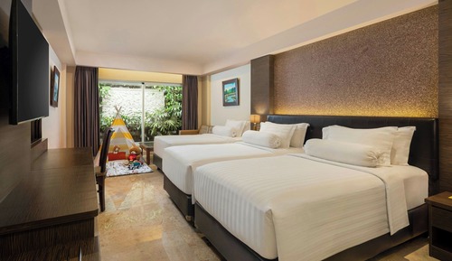 Family Room, 3 Twin Beds