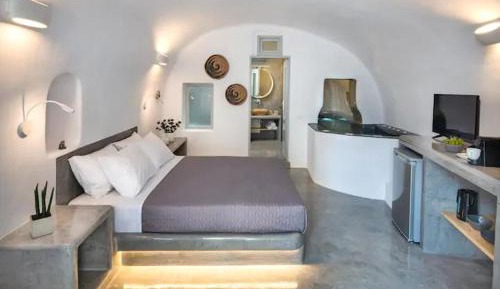 Deluxe Suite with Indoor Jacuzzi