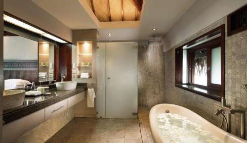 King Overwater Bungalow with Panoramic View 