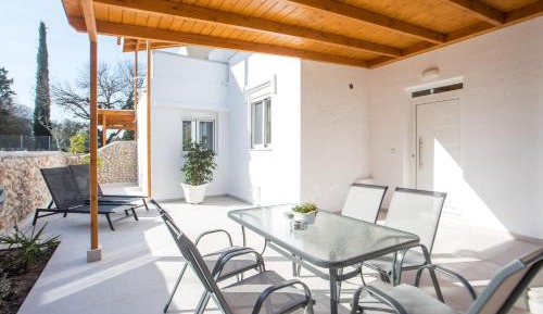 Two-Bedroom Deluxe Apartment with Garden View