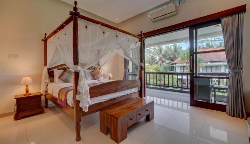 Suite with Bathtub and Shared Pool
