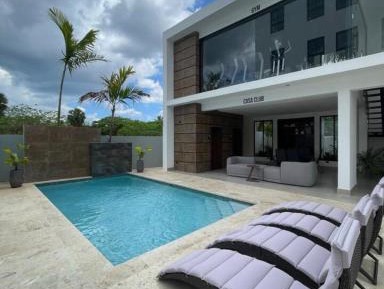 Three-Bedroom Apartment with Balcony