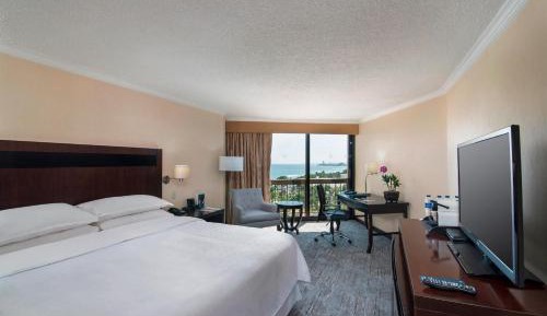 Club lounge access, Larger Guest room, 1 King, Ocean view