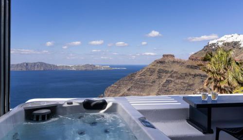 Honeymoon Suite with Outdoor Jetted Tub and Caldera View