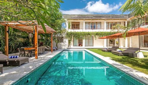 Five-Bedroom Villa with Private Pool and Airport Pick-Up and Floating Breakfast