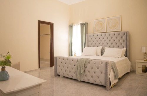Tenares House | OASIS OF PEACE- Spacious 4 bedroom house w/garden!