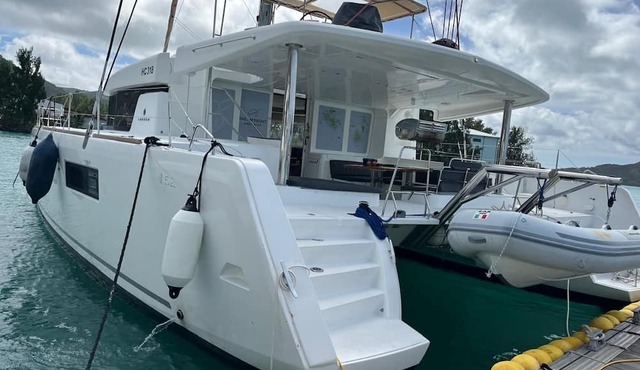 Seychelles Sun-Soaked Sailing: A Pristine Beach Experience from Praslin