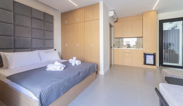 Serene AKVA Stay with Balcony in Piraeus