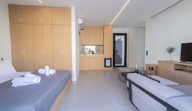 Tranquil AKVA Stay with Balcony in Piraeus